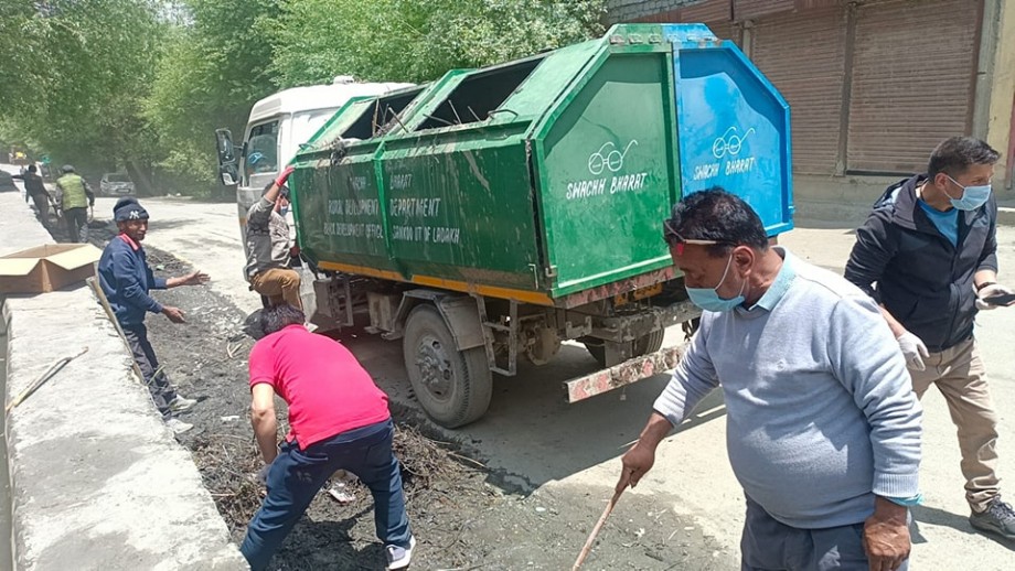 Cleanliness drive held at main market Sankoo