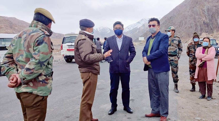 DC, Balasaheb Suse inspects COVID-19 screening point in Upshi
