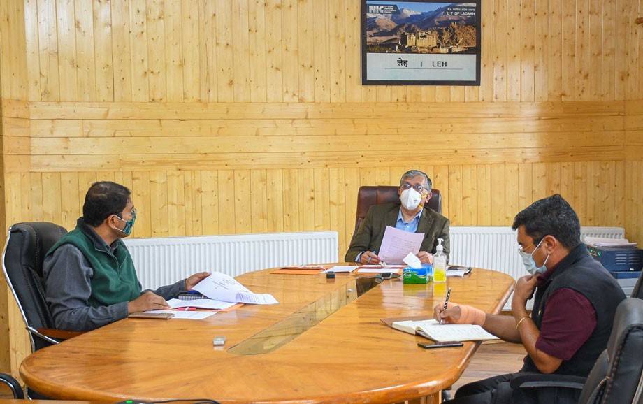 Advisor Ladakh reviews MUDRA scheme for weavers in Ladakh
