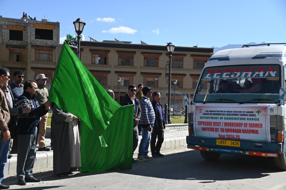 CEC flags off women progressive farmers for exposure visit, workshop in Srinagar