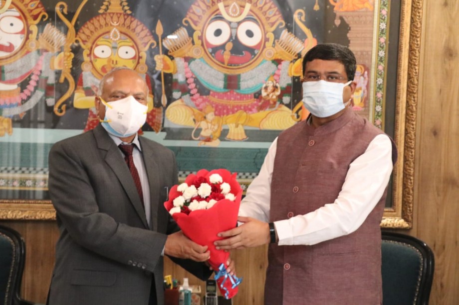 LG discusses ways to streamline Ladakh's education system with Education Minister