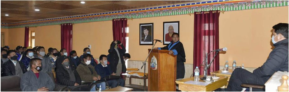 CRO discusses Tibetan refugee taxi drivers issues with Hill Council, Leh