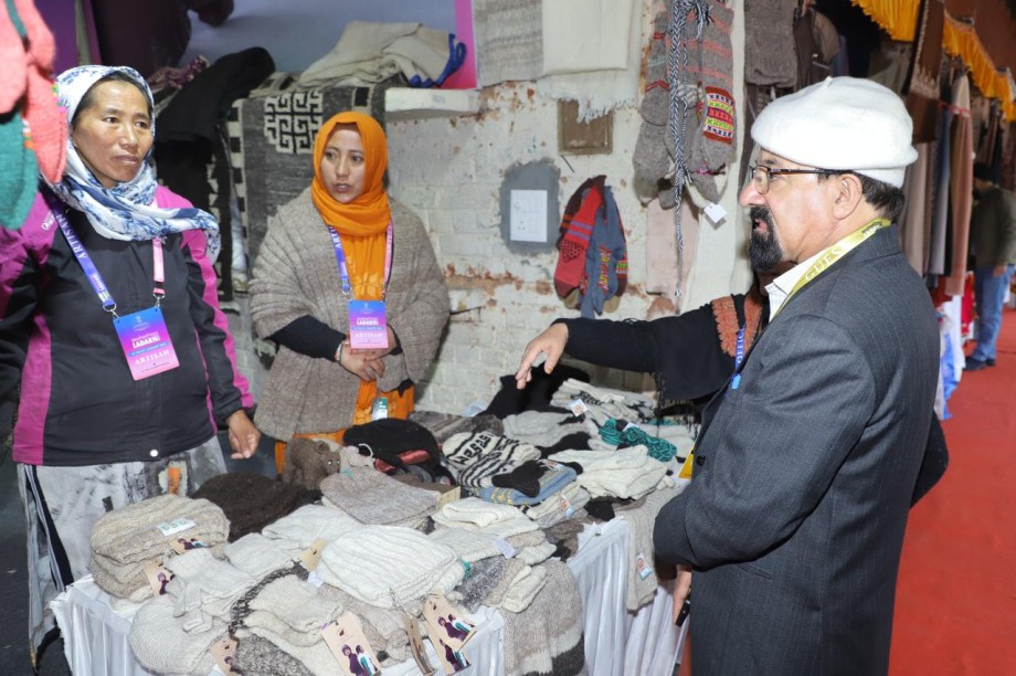 CEC Dr. Jaffer Akhoon visits Delhi Haat INA, interacts with artisans