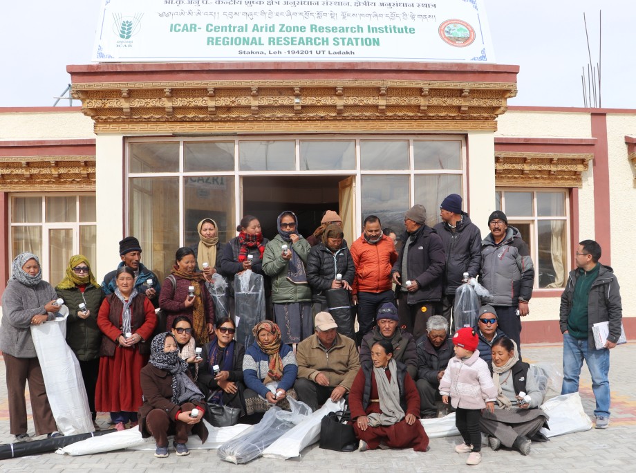 ICAR-CAZRI, Leh conducts training cum input distribution programme under tribal sub plan