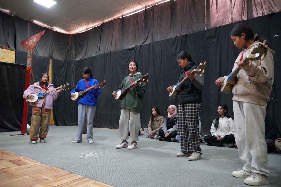 L-G reviews student rehearsals for UT Ladakh Foundation day performance at Rashtrapati Bhawan