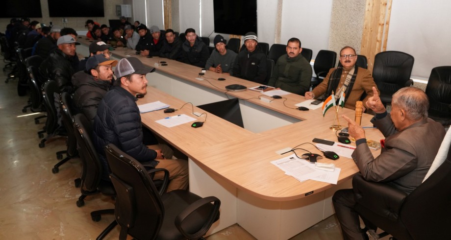 Indian Ice Hockey Men’s team delegation calls on L-G Mishra